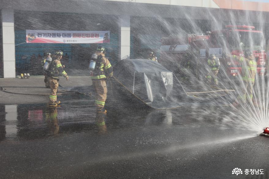 사진은 태안119안전센터 대원들이 전기자동차 화재 진압훈련을 선보이고 있다.
