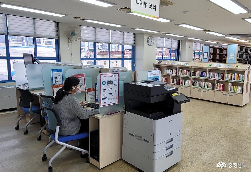 천안 성거도서관 디지털 코너. 