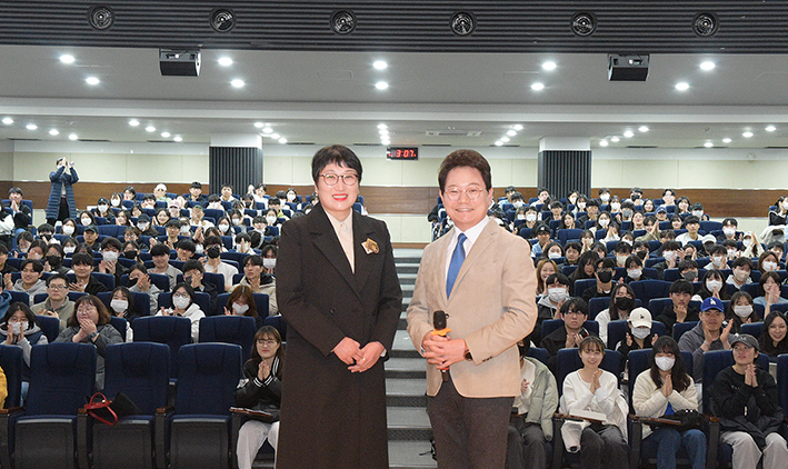 한문철 변호사(오른쪽), 박주영 향설나눔대학장(왼쪽)이 수업에 참여한 학생들과 기념촬영을 하고 있다.