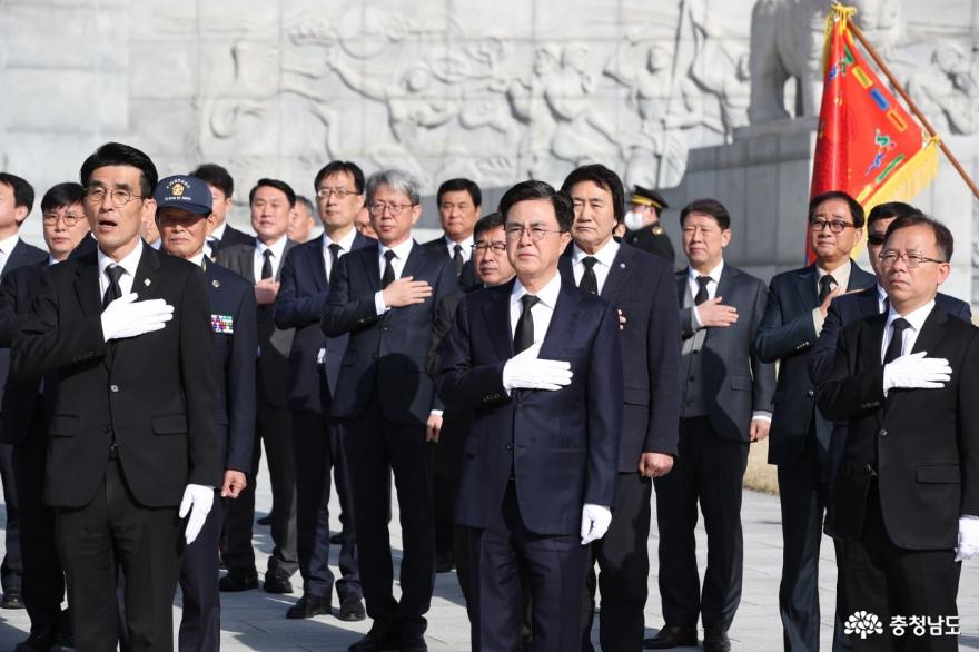 김태흠 지사, 연평해전·천안함 용사 묘역 참배 1