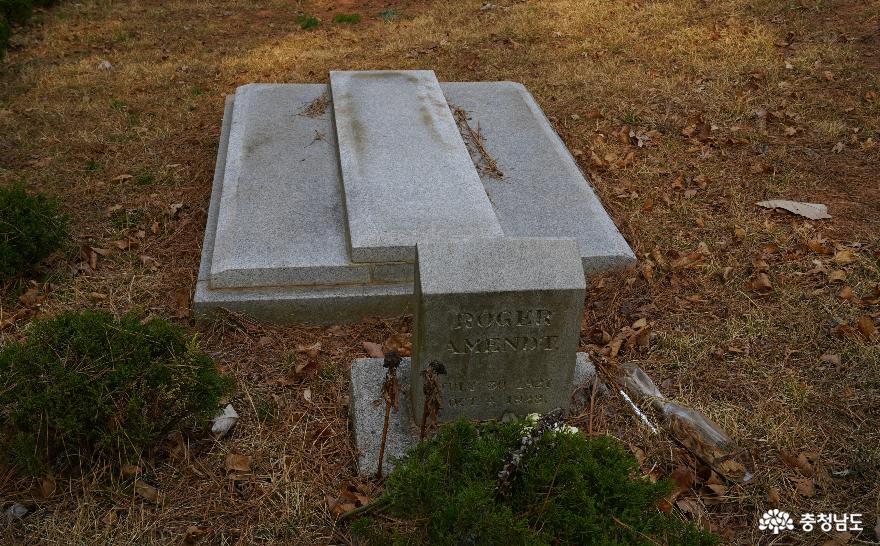 영명동산의 로저(Roger, 1927~1928)의 묘소: 로저는공주와 서울에서 23년간 복음사역한 아멘트 선교사의 아들이다.