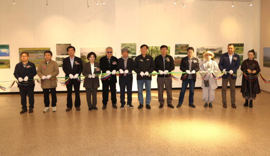 사진은 지난 15일 태안문화예술회관 전시실에서 열린 우포늪 생태사진전 개막식.