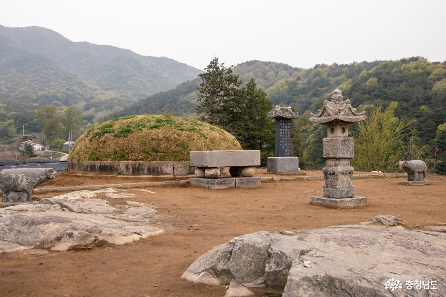 가야산 자락 남연군묘의 봄 풍경