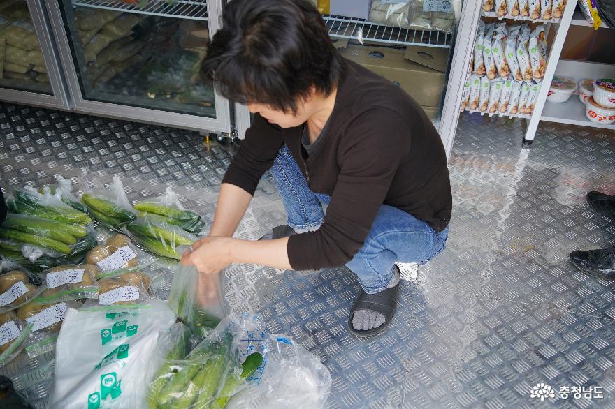 공주산성시장상인회의 '박복남' 부회장이 산성시장에서 구매한 오이와 감자를 소분하고 있다.