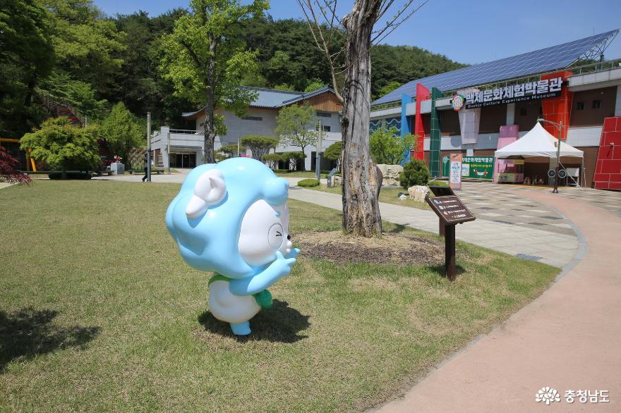 청양의 백제문화체험박물관에서 만나볼 수 있는 흙, 불, 혼의 결실