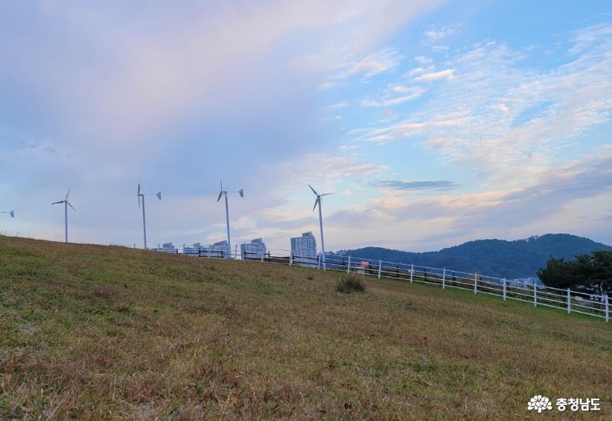 노을지는 지산공원의 충력발전용 바람개비. 2022년 10월 촬영.  