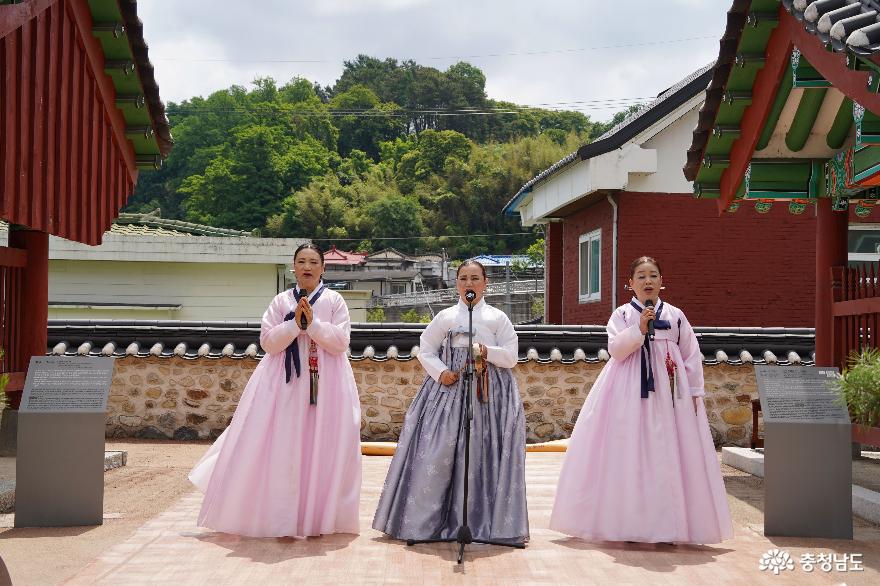 남은혜 명창과 공주아리랑보존회 회원들이 회심곡, 공주아리랑, 은개골아리랑을 노래하고 있다.