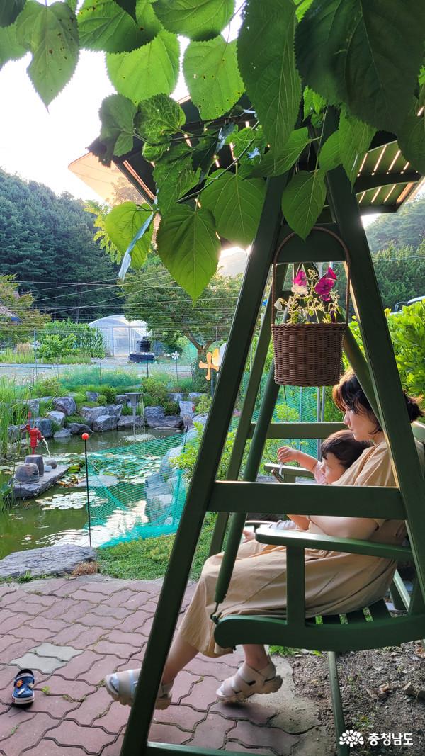 이 집 연못이 있는 정원 흔들 그네에 앉아 여유로움을 만끽하며 쉬어갈 수 있습니다.  