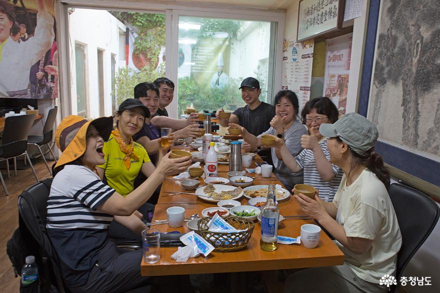 수정식당에서 만난 공주의료원 하산 산악회 회원들의 모습