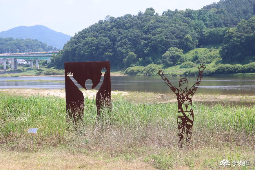 자연과 미술 작품이 어우러져 있는 금강 쌍신공원 사진