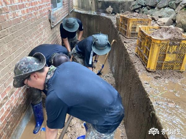 사진은 이번 폭우로 수해를 입은 충남 부여군 한 주택을 찾은 육군 제8361부대 3대대 장병들이 밀려든 토사와 진흙을 퍼내고 있는 모습이다.