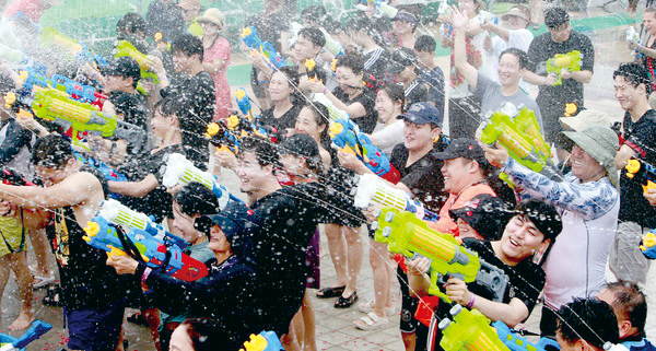 보령머드축제 참가자들이 7월 25일 진행된 ‘송크란 페스티벌 IN 보령’을 즐기고 있다
