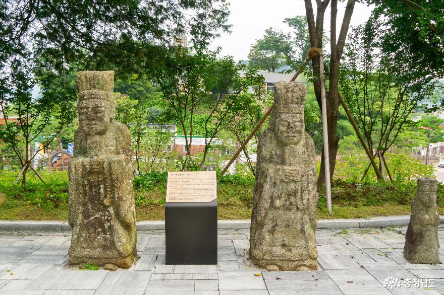 충청남도역사박물관 야외에 전시된 임득의 장군 묘소 문인석