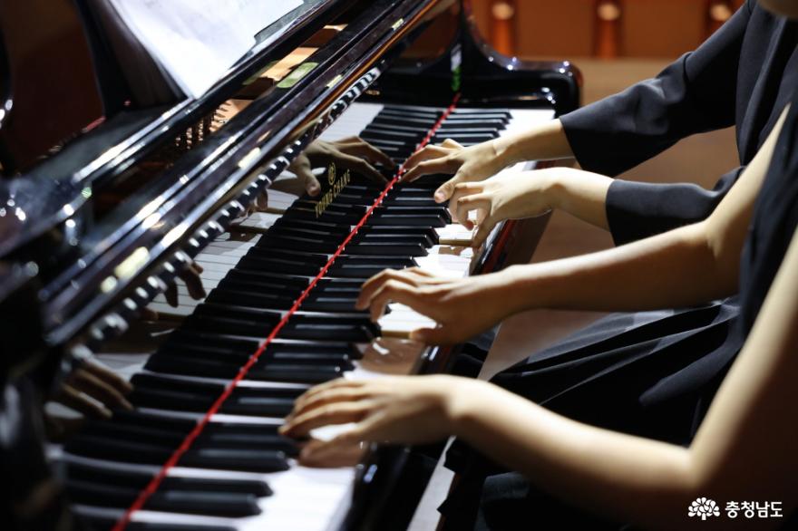 이호임, 박향수 피아니스트가 한 피아노 위에서 4hands 연주를 하고 있다.