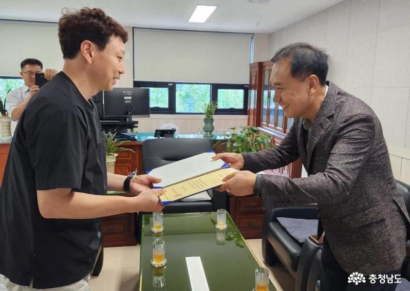류동훈 교육장이 공주교동초등학교 최영락 주무관에게 표창을 수여하고 있다.