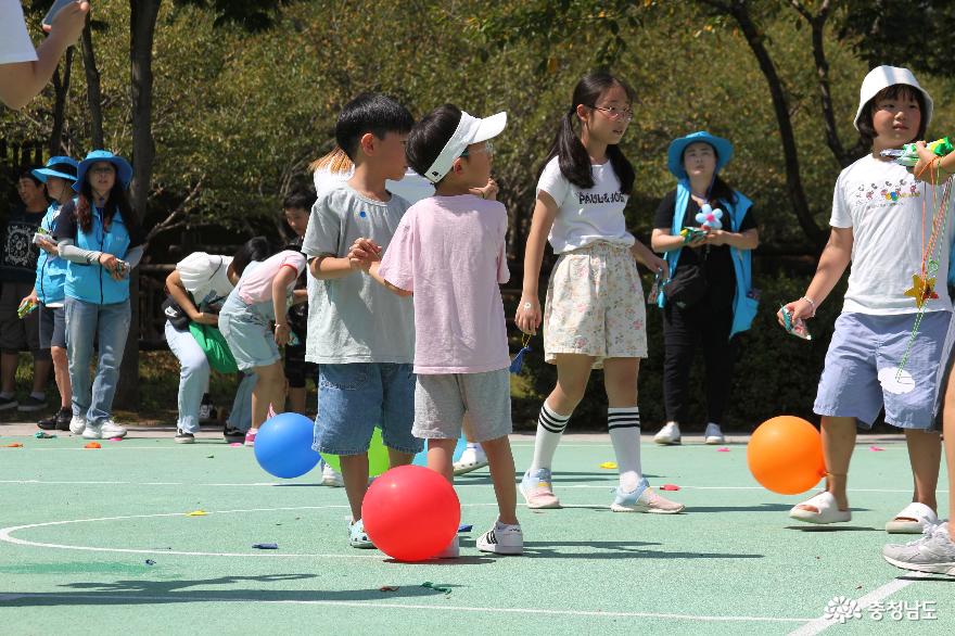 가을놀이 페스티벌에서 어린이들이 풍선 터뜨리기 이벤트에 참여하고 있다.