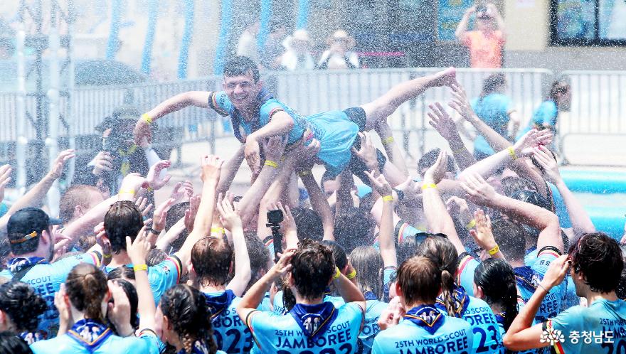 A total of 1230 scouts from Belgium and Brazil participating in the 2023 Saemangeum World Jamboree were captured enjoying the festival at the Boryeong Mud Festival grounds on the 28th of last month.