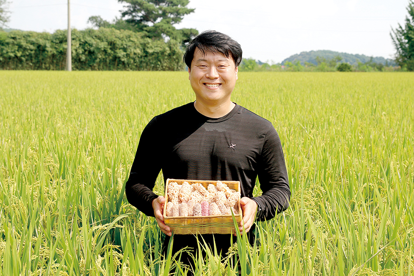 이창경 청년농부가 직접 재배한 쌀로 만든 생강한과를 선보이고 있다.           /사진 최현진 