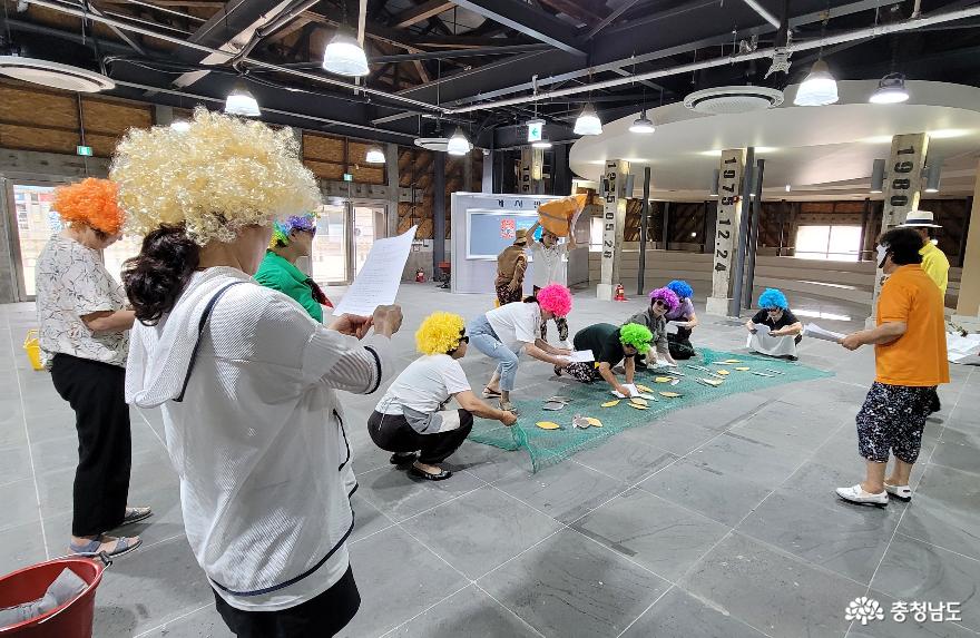 서천군 문화예술창장공간 회원들이 다목적홀에서 공연준비에 한창이다.