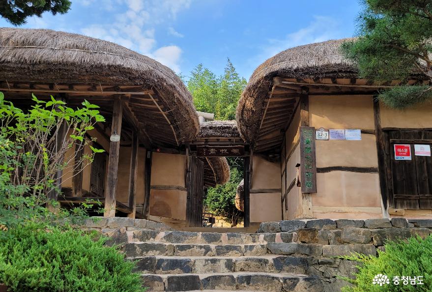 150년 전통초가…  민족교육자 이하복 고택