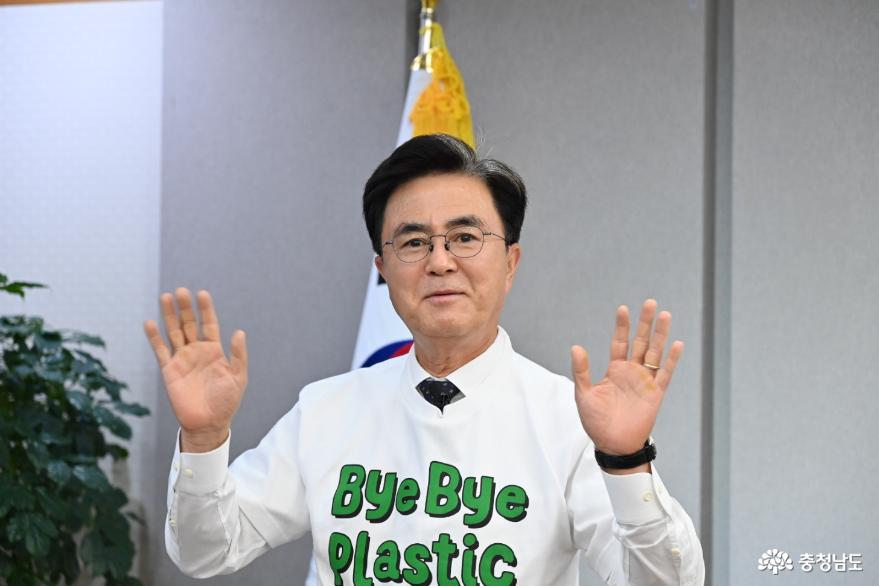 Governor Kim Tae-Heum Joins "Bye-bye Plastic Challenge"