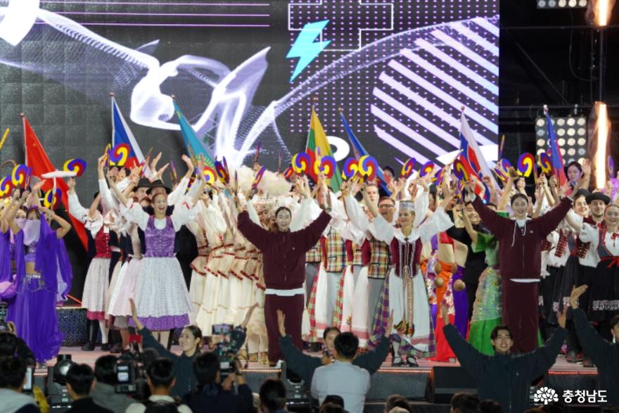 2023 천안흥터령춤축제 개막식이 5일 천안종합운동장 오륜문 특설무대에서 열렸다.