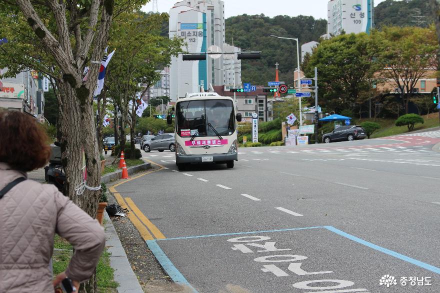 계룡시청 앞으로 들어서는 대한민국 육군 제공 셔틀버스