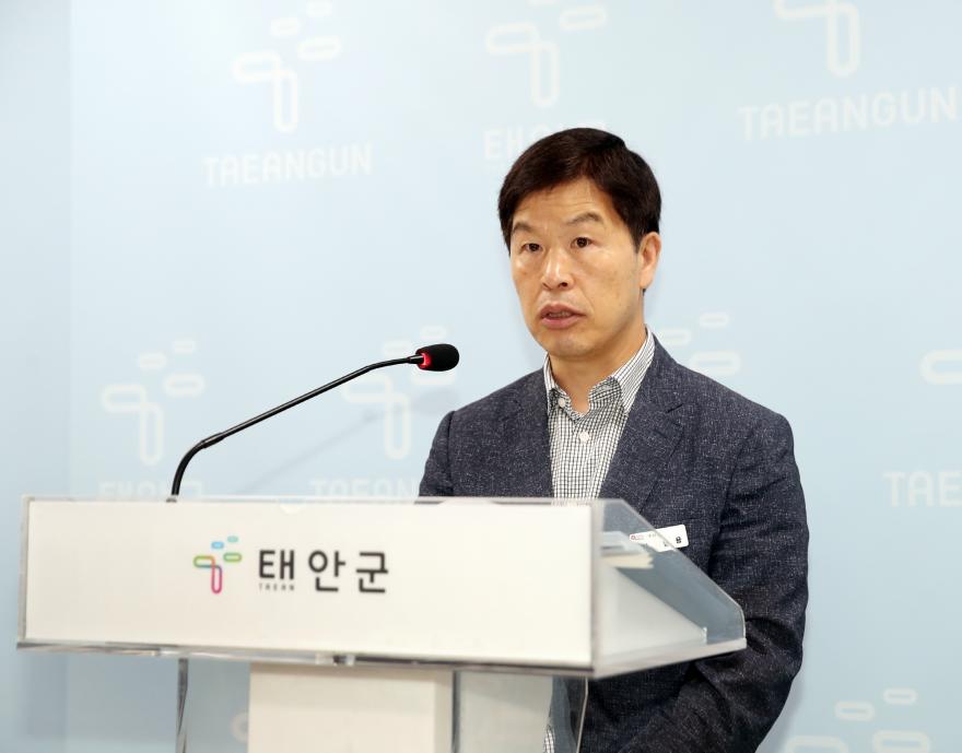군청 브리핑실에서 정례브리핑 중인 김남용 수산과장.