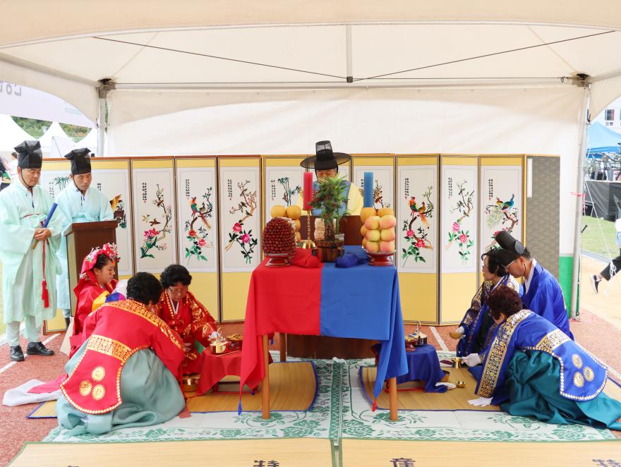 제16회 태안문화제가 지난 6일과 7일 태안군청소년수련관 일원에서 열린 가운데 수많은 군민들의 참여 속에 가을축제의 진수를 선보였다. 사진은 전통혼례.