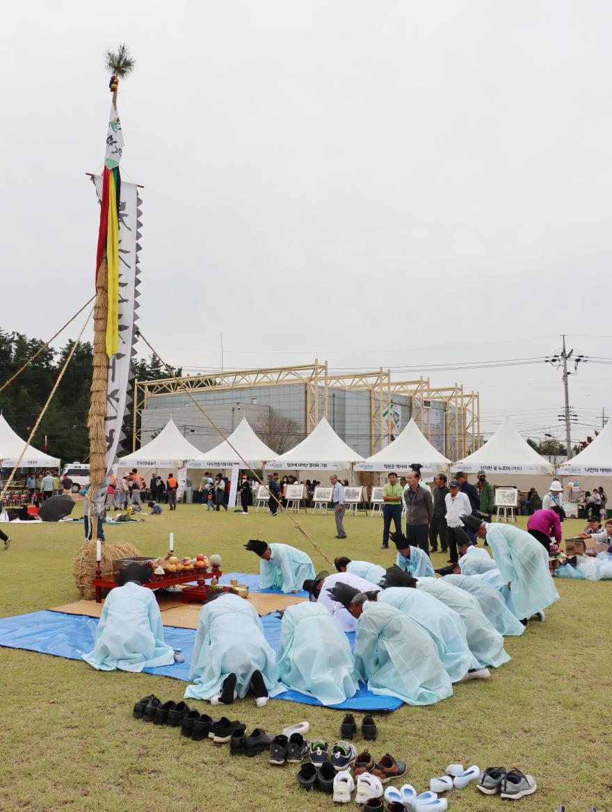 제16회 태안문화제가 지난 6일과 7일 태안군청소년수련관 일원에서 열린 가운데 수많은 군민들의 참여 속에 가을축제의 진수를 선보였다. 사진은 볏가릿대놀이.