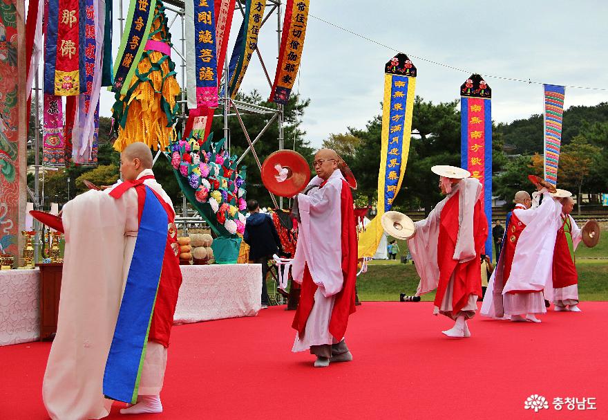 수륙대재에서 선 보인 바라춤. 영가들의 극락왕생을 발원하는 바라춤은 불교 의식춤 가운데 가장 찬란하고 화려한 법무이다.