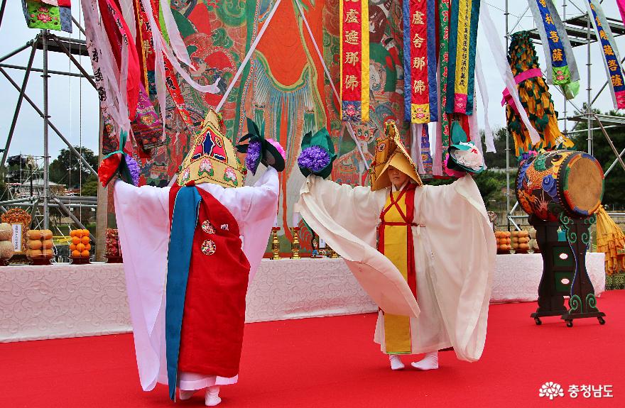 수륙대재에서 불교 의식무용인 작법무作法舞의 하나인 나비춤이 선보였다.