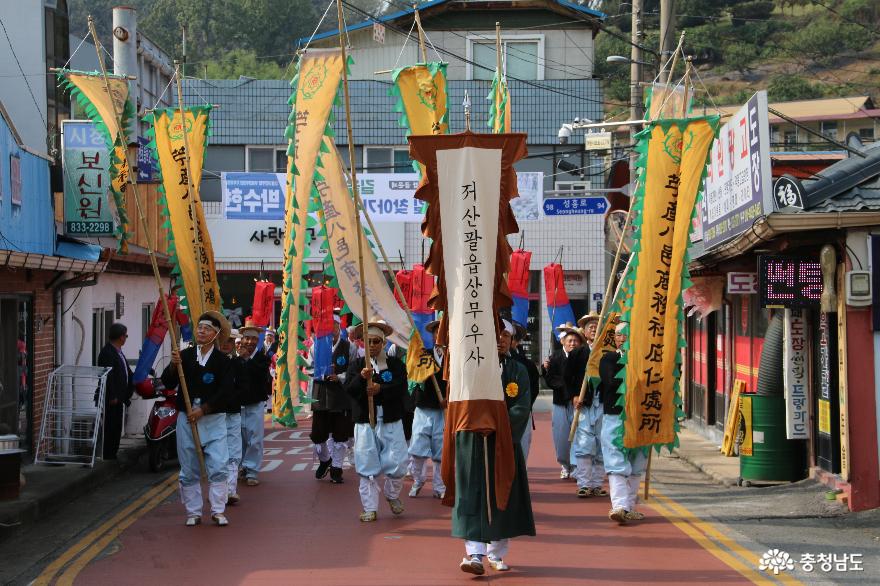 저산팔읍상무우사 보부상단이 만세장터 본소로 행진을 하고 있다. 