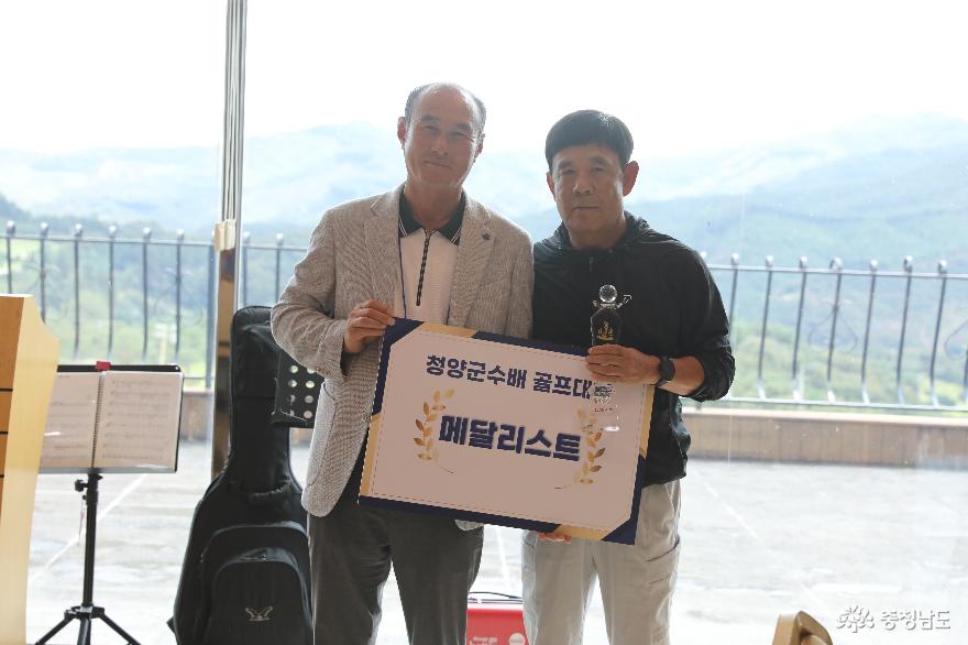 이응두 회장(왼쪽)이 메달리스트 복기양 선수에게 상패를 전달하고 있다.