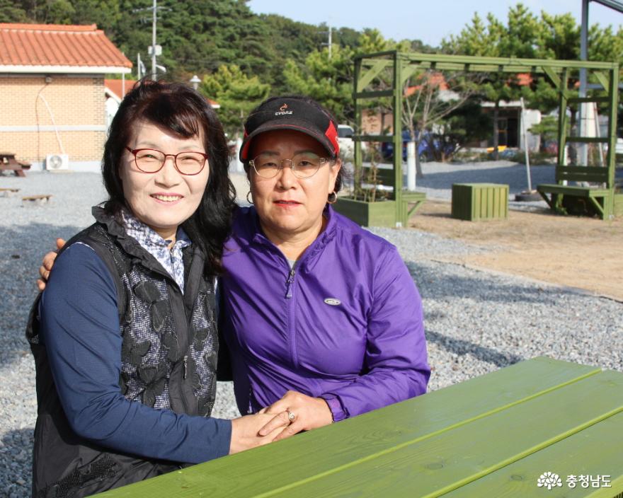 왼쪽부터 당진포2리 이혜경 부녀회장, 박현옥 총무. 