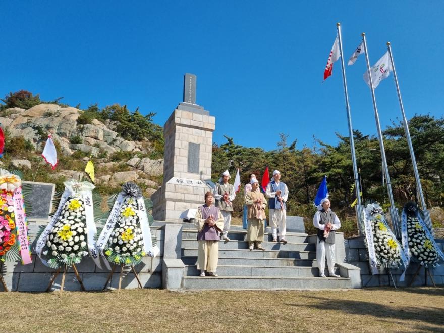 제33회 동학농민혁명추모문화제가 지난달 29일 백화산 자락의 추모탑에서 거행됐다.