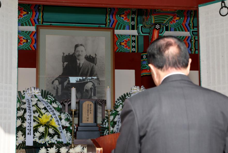 (사)우운문양목선생기념사업회는 지난 20일 남면 몽산리 사당인 ‘충운사’에서 제19회 추모식을 거행했다.