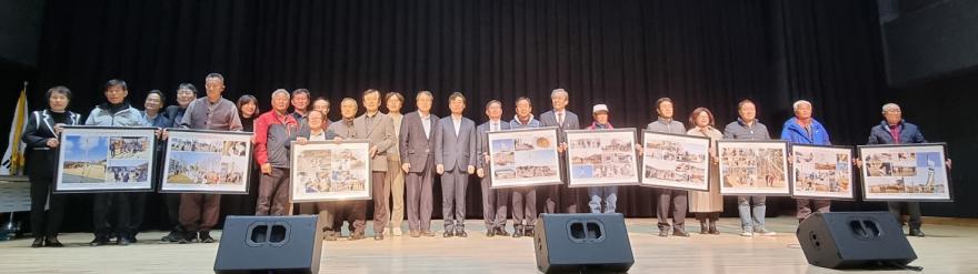 충남지역 볏가릿대세우기 전승현황 조사 기념으로 기념액자를 전달받은 충남 13곳의 전승마을.