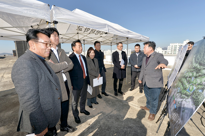 예산결산특별위원회가 11월 21일 국방대학교 체력단련장 조성지를 방문해 사업추진 현황을 보고받고 있다.