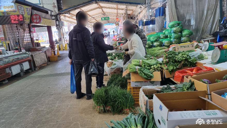 김장 준비로 산성 시장에 들른 사람들의 모습