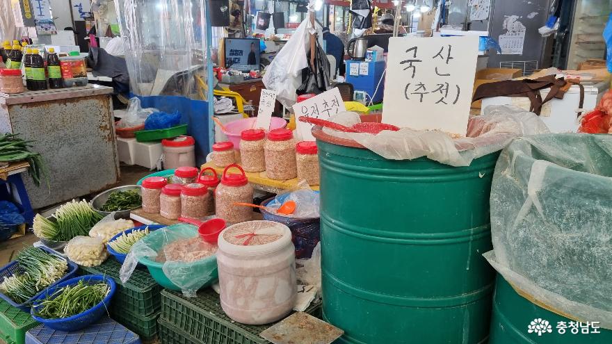 김장철 새우젓을 파는 시장의 한 가게