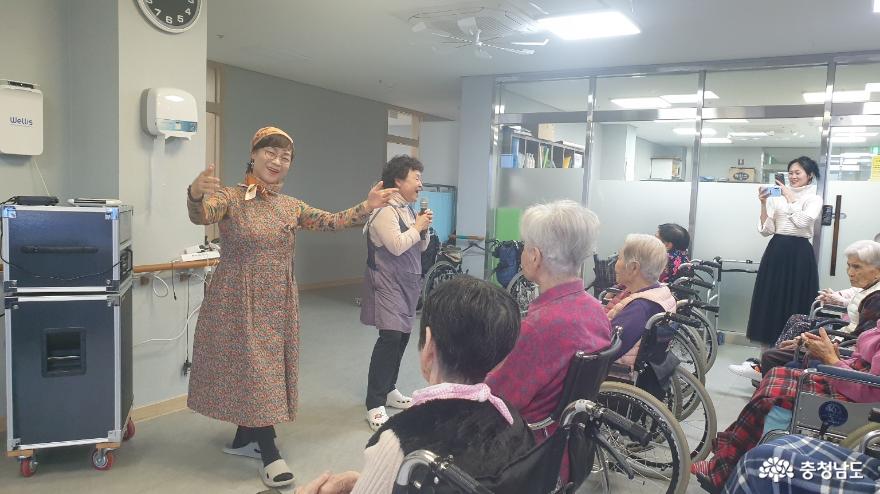 덩실덩실 어깨춤 추며 어르신들을 기쁘게하는 김주연 수필가와 이자영 요양보호사