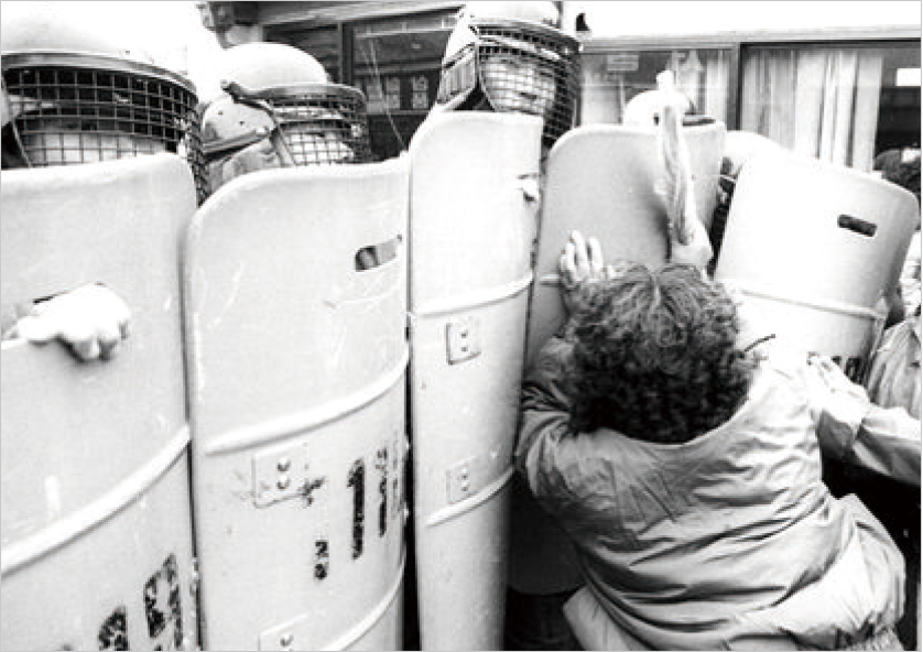 1990년 11월 7일 안면도 방사성폐기물처리시설 건설에 반대하는 안면도 주민들이 경찰과 몸싸움을 벌이고 있다.     /충청투데이