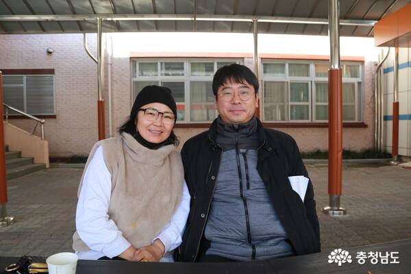 매점협동조합 이순숙 이사장(왼쪽)과 김남훈 교사(오른쪽)