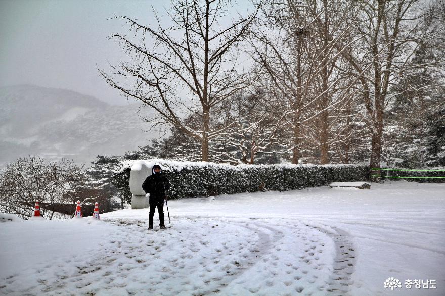 눈 내린 겨울 아미산 풍경 사진