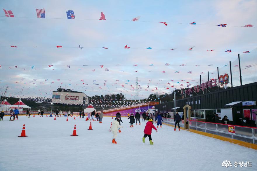 서산에 겨울스포츠를 즐길 수 있는 테마파크가 오픈했습니다. 사진
