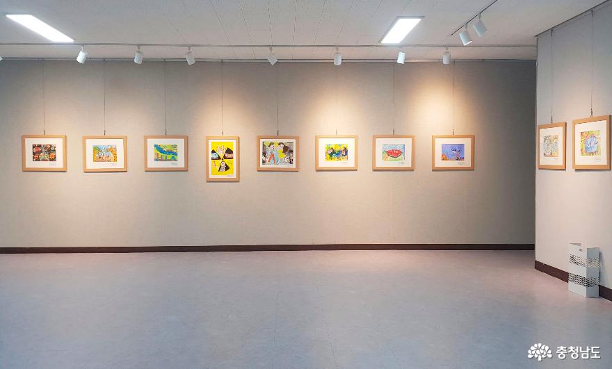 나루갤러리에서는 제23회 전국 독후감상화 그리기 대회 수장작품을 전시하고 있다.