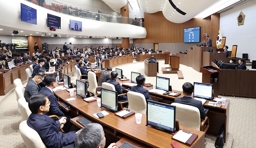충남도의회가 12월 15일 제348회 정례회 제4차 본회의를 열고 조례안 찬반투표를 진행하고 있다.