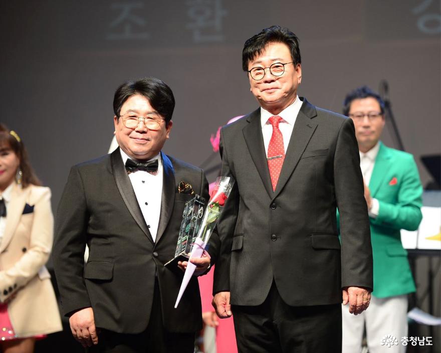 가수의날 기념 시상식에서 신인가수상을 수상한 가수 조환. 
