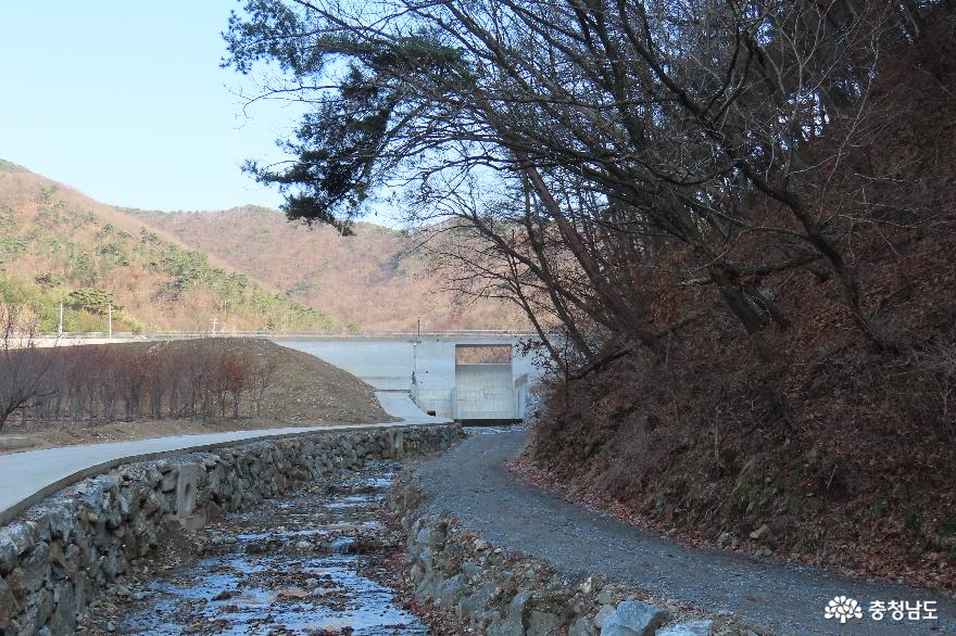 새정비를 마친 향천사로 예산천 둘레길 : 사방댐 구간